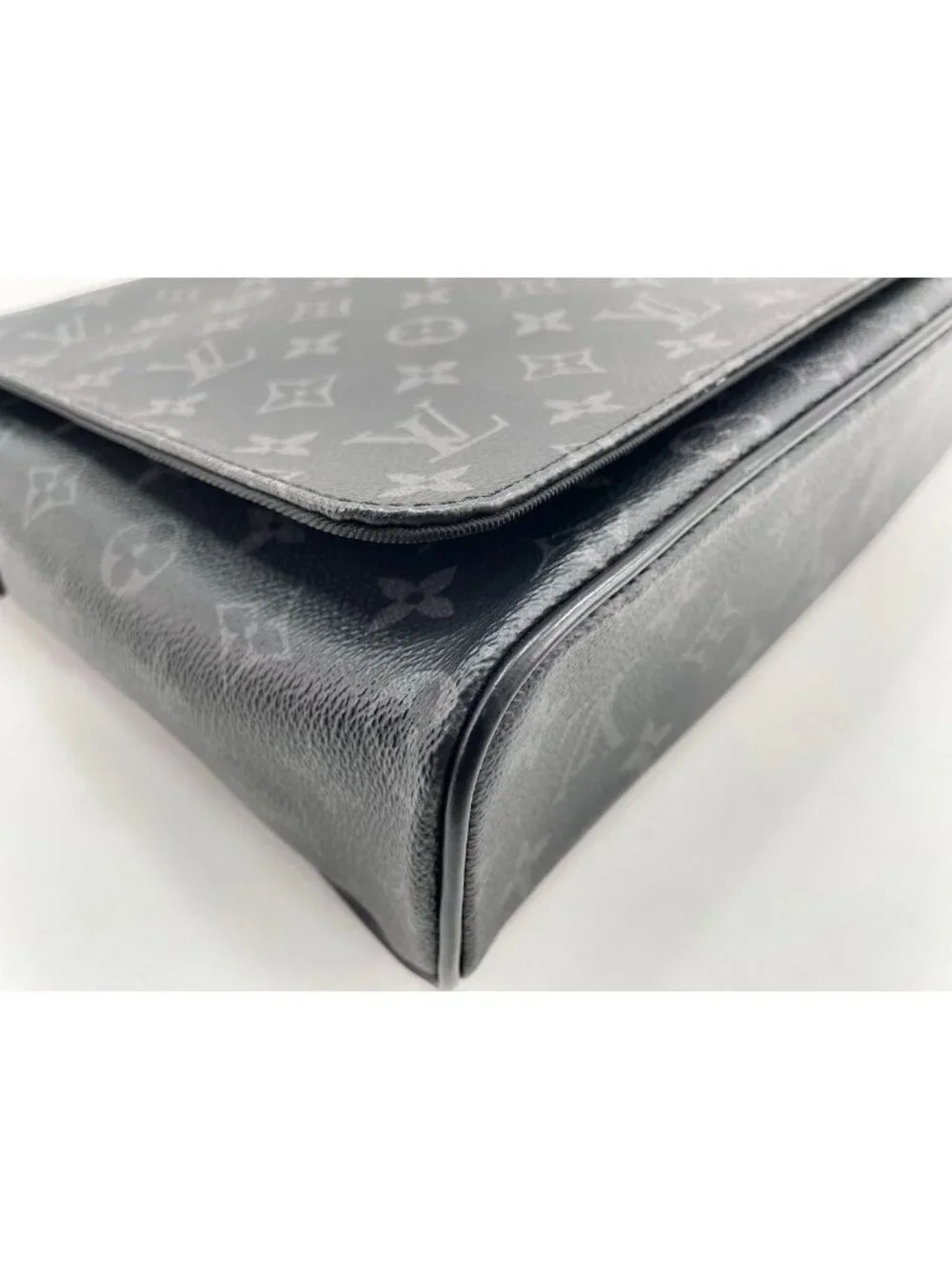 Louis Vuitton Shoulder Bag District
